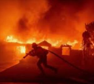 Karyme Lozano Instagram - Porfavor hay que unirnos en oración para que los incendios en California se apaguen, oremos también por los bomberos, esos héroes que hacen frente a los incendios tan terribles 🙏😪
A todos los que me han preguntado por Angela y su familia están bien bendito Dios, su casa está lejos de los incendios.