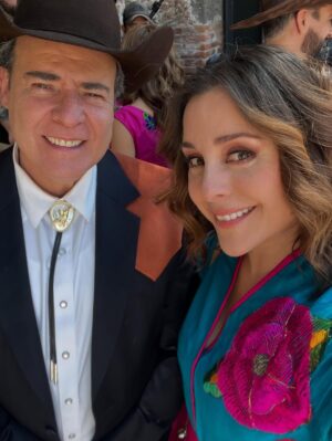 Karyme Lozano Instagram - El dĆa de la boda de mi hermosa hija de novela @kimberlydosramos āmi preciosaā asĆ le decĆa de cariƱo a su personaje
En @meatrevoaamarte @productormejia
También aquà con #cesarevora
Mis hijas @rociodsantiago a la cual le decĆa de cariƱo āmi bebĆ©ā y @regina.villaverde a la cual le decĆa āpequeƱaā o āpequeā y no encontrĆ© foto de ese dĆa con mi āmuƱequitaā @mariluzbermudez1 :(