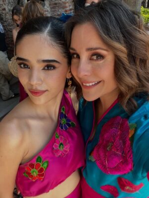 Karyme Lozano Instagram - El dĆa de la boda de mi hermosa hija de novela @kimberlydosramos āmi preciosaā asĆ le decĆa de cariƱo a su personaje
En @meatrevoaamarte @productormejia
También aquà con #cesarevora
Mis hijas @rociodsantiago a la cual le decĆa de cariƱo āmi bebĆ©ā y @regina.villaverde a la cual le decĆa āpequeƱaā o āpequeā y no encontrĆ© foto de ese dĆa con mi āmuƱequitaā @mariluzbermudez1 :(