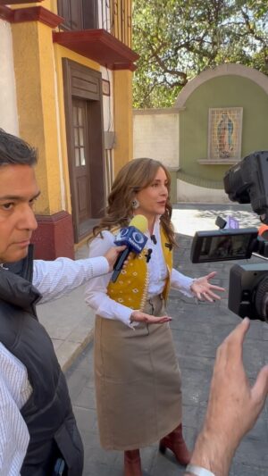 Karyme Lozano Instagram - Hablando un poco del pueblo de San Agustín con mis queridos amigos de la prensa, aquí fue donde grabamos muchas escenas de @meatrevoaamarte Cada día está más interesante! Gracias a todos por su apoyo!!! Los amo.