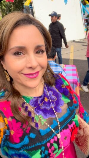 Karyme Lozano Instagram - Les presento a mis bellísimas hijas @kimberlydosramos @mariluzbermudez1 @regina.villaverde @rociodsantiago y mi guapo esposo #cesarevora en @meatrevoaamarte