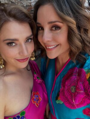 Karyme Lozano Instagram - El dĆa de la boda de mi hermosa hija de novela @kimberlydosramos āmi preciosaā asĆ le decĆa de cariƱo a su personaje
En @meatrevoaamarte @productormejia
También aquà con #cesarevora
Mis hijas @rociodsantiago a la cual le decĆa de cariƱo āmi bebĆ©ā y @regina.villaverde a la cual le decĆa āpequeƱaā o āpequeā y no encontrĆ© foto de ese dĆa con mi āmuƱequitaā @mariluzbermudez1 :(