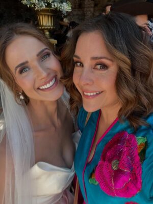 Karyme Lozano Instagram - El dĆa de la boda de mi hermosa hija de novela @kimberlydosramos āmi preciosaā asĆ le decĆa de cariƱo a su personaje
En @meatrevoaamarte @productormejia
También aquà con #cesarevora
Mis hijas @rociodsantiago a la cual le decĆa de cariƱo āmi bebĆ©ā y @regina.villaverde a la cual le decĆa āpequeƱaā o āpequeā y no encontrĆ© foto de ese dĆa con mi āmuƱequitaā @mariluzbermudez1 :(