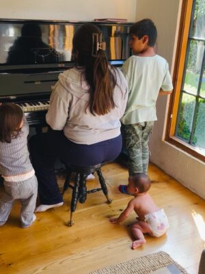 Karyme Lozano Instagram - Casa ruidosa pero feliz !! Bendecida y agradecida con mis hijos y nietas 🙌♥️♥️♥️
Ustedes de que dan gracias hoy?
