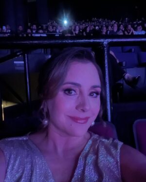Karyme Lozano Instagram - Que feliz me siento y que bendición haber sido nominada a la Diosa de Plata MarĆa FĆ©lix como mejor actriz por la pelĆcula Clay. Gracias a PECIME nuevamente por este gran honor, significa mucho para mĆ.
Gracias a Rubén Islas por creer en mà para realizar el personaje de Doaly, un personaje mÔgico, lleno de luz y esperanza.
Gracias a Jolene. Thank you for thinking of me for this movie. I love you my friend.
Gracias a Christina Urias y a Dan Forth por escribir un guion que toca corazones con temas profundos e importantes como lo es la enfermedad del alcohólismo.
Gracias a René MillÔn por ser un compañero generoso, sencillo y con un gran talento⦠hicimos una mancuerna maravillosa. Sucedió magia.
Gracias a Doaly por enseƱarme con amor y paciencia a hacerte a ti jeje te quiero!
Gracias a mi pĆŗblico por su amor incondicional, por siempre escribirme cosas bellĆsimas que llegan a mi corazón y alma.
Gracias a toda mi familia y a mis hijos por su apoyo y por tanto amor.
Las gracias mƔs importantes a PapƔ Dios GRACIAS por tu amor, generosidad, y por la lluvia de bendiciones que derramas en mi vida.
AsĆ me lo dijo mi mamĆ” ⦠āDios va a derramar una lluvia, una cascada de bendiciones en tu vida ya verĆ”sā (yo tenĆa depresión por varias razones cuando mi mamĆ” me llenaba de esperanza cada vez que me decĆa eso)
Mami gracias por todo.
Intercede por mi š te amo
Te amo a ti que me lees
Y que Dios derrame sobre ti y tu familia tambiĆ©n una cascada de bendiciones š
Los abrazo fuerte con el almaā„ļø