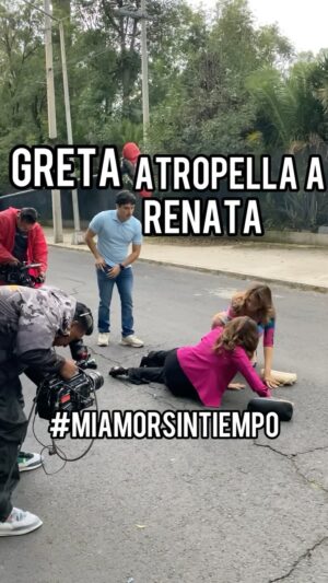 Karyme Lozano Instagram - ¡Como lo prometimos! Así fue como se grabaron las escenas en las que Greta intentó atropellar a Renata. ¿Crees que sea lo último que intenta hacer para separar a esta pareja? #MiAmorSinTiempo de lunes a viernes 6:30 p.m. MEX #ConLasEstrellas
@cmlaguillo ❤️🔥🕰️