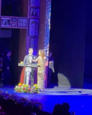 Karyme Lozano Instagram - Que feliz me siento y que bendición haber sido nominada a la Diosa de Plata María Félix como mejor actriz por la película Clay. Gracias a PECIME nuevamente por este gran honor, significa mucho para mí.
Gracias a Rubén Islas por creer en mí para realizar el personaje de Doaly, un personaje mágico, lleno de luz y esperanza.
Gracias a Jolene. Thank you for thinking of me for this movie. I love you my friend.
Gracias a Christina Urias y a Dan Forth por escribir un guion que toca corazones con temas profundos e importantes como lo es la enfermedad del alcohólismo.
Gracias a René Millán por ser un compañero generoso, sencillo y con un gran talento… hicimos una mancuerna maravillosa. Sucedió magia.
Gracias a Doaly por enseñarme con amor y paciencia a hacerte a ti jeje te quiero!
Gracias a mi público por su amor incondicional, por siempre escribirme cosas bellísimas que llegan a mi corazón y alma.
Gracias a toda mi familia y a mis hijos por su apoyo y por tanto amor.
Las gracias más importantes a Papá Dios GRACIAS por tu amor, generosidad, y por la lluvia de bendiciones que derramas en mi vida.
Así me lo dijo mi mamá … “Dios va a derramar una lluvia, una cascada de bendiciones en tu vida ya verás” (yo tenía depresión por varias razones cuando mi mamá me llenaba de esperanza cada vez que me decía eso)
Mami gracias por todo.
Intercede por mi 🙏 te amo
Te amo a ti que me lees
Y que Dios derrame sobre ti y tu familia también una cascada de bendiciones 🙌
Los abrazo fuerte con el alma♥️