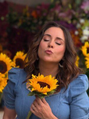 Karyme Lozano Instagram - Cuando uno florece, florecemos todos! 🌻🌻🌻🌻 ¿Qué tal su fin de semana? #efectogirasol
#karymelozano #efectogirasolconkaryme #goodvibes