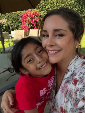 Karyme Lozano Instagram - Feliz fin de semana mis amores ā„ļø aquĆ con uno de mis amores Anita, su sonrisa siempre me contagia.
Hazle tag a la persona que te hace sonreĆr š