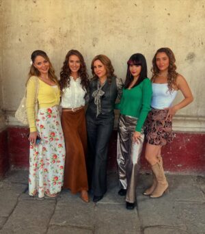 Karyme Lozano Instagram - Gracias a mis hermosas hijas de novela por ser tan bellas personas. Son hermosas por fuera pero mĆ”s hermosas por dentro. Gracias por tanto amorā„ļølas amo!
Kim (mi preciosa) gracias por ser una gran compaƱera, por cuidarme, por tus consejos y amor.
Mariluz (mi muƱequita)gracias por amar an mis hijos, tus detalles, tus consejos, tu luz y amor.
ChĆo (mi bebĆ©)gracias por las carcajadas, tu buen humor, tu cariƱo, apapachos, por tu amor.
Regis (mi peque)gracias por amar tanto an Anita por tu simpatĆa, lo buena compaƱera que eres y que bendición que tienes a esa mamĆ” maravillosa Citlali que gusto conocerte!
Con cada una hice escenas maravillosas llenas de magia. Gracias por abrir sus corazones. Fui muy bendecida de conocerlas.
Que sigan triunfando y lleven esa hermosa luz a donde vayan! Que Dios las siga bendiciendo en todo lo que hagan. š
Me las llevo en el corazón y espero que pronto la vida me dĆ© el placer de volver a coincidir! ā„ļø
AquĆ voy a estar siempre para ustedes
Las ama
Karyme, su mamĆ” postiza jejeje