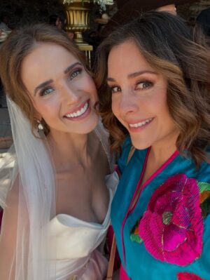 Karyme Lozano Instagram - El dĆa de la boda de mi hermosa hija de novela @kimberlydosramos āmi preciosaā asĆ le decĆa de cariƱo a su personaje
En @meatrevoaamarte @productormejia
También aquà con #cesarevora
Mis hijas @rociodsantiago a la cual le decĆa de cariƱo āmi bebĆ©ā y @regina.villaverde a la cual le decĆa āpequeƱaā o āpequeā y no encontrĆ© foto de ese dĆa con mi āmuƱequitaā @mariluzbermudez1 :(