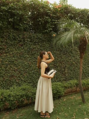 Kashish Dadhwal Instagram - basics.
🏷️
Tank top- @zara
Skirt- @mango
Bag- @tigermarron
Flats- @zara