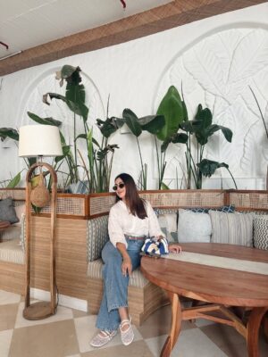 Kashish Dadhwal Instagram - casual day out 🤍
🏷️
Shirt- @hm
Jeans- @hm
Bag- @zara
Ballet flats- @twirlandtote