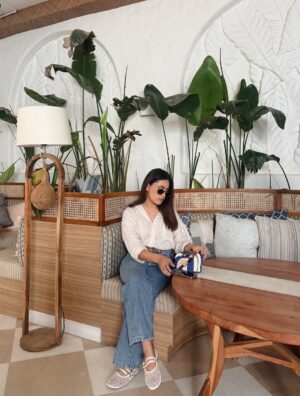 Kashish Dadhwal Instagram - casual day out 🤍
🏷️
Shirt- @hm
Jeans- @hm
Bag- @zara
Ballet flats- @twirlandtote