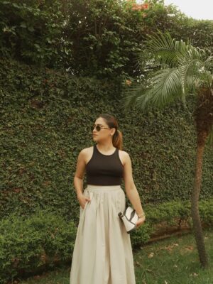 Kashish Dadhwal Instagram - basics.
🏷️
Tank top- @zara
Skirt- @mango
Bag- @tigermarron
Flats- @zara