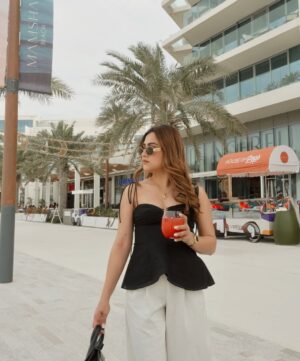 Kashish Dadhwal Instagram - 🖤🤍