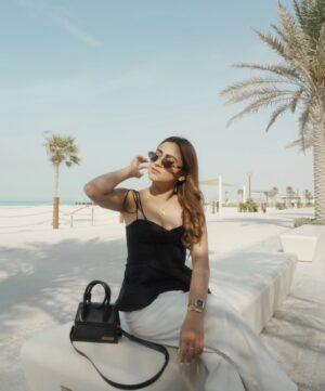Kashish Dadhwal Instagram - 🖤🤍