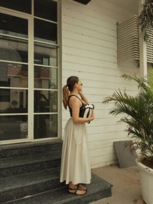 Kashish Dadhwal Instagram - basics.
🏷️
Tank top- @zara
Skirt- @mango
Bag- @tigermarron
Flats- @zara