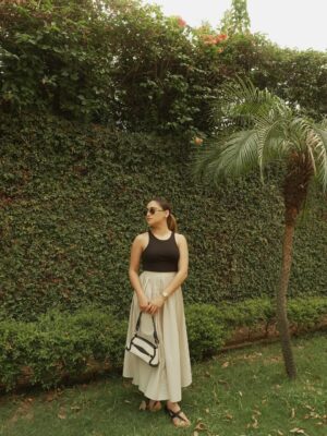 Kashish Dadhwal Instagram - basics.
🏷️
Tank top- @zara
Skirt- @mango
Bag- @tigermarron
Flats- @zara