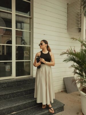 Kashish Dadhwal Instagram - basics.
🏷️
Tank top- @zara
Skirt- @mango
Bag- @tigermarron
Flats- @zara