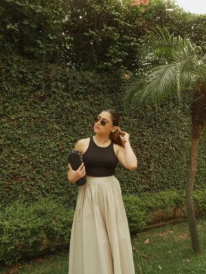 Kashish Dadhwal Instagram - basics.
🏷️
Tank top- @zara
Skirt- @mango
Bag- @tigermarron
Flats- @zara
