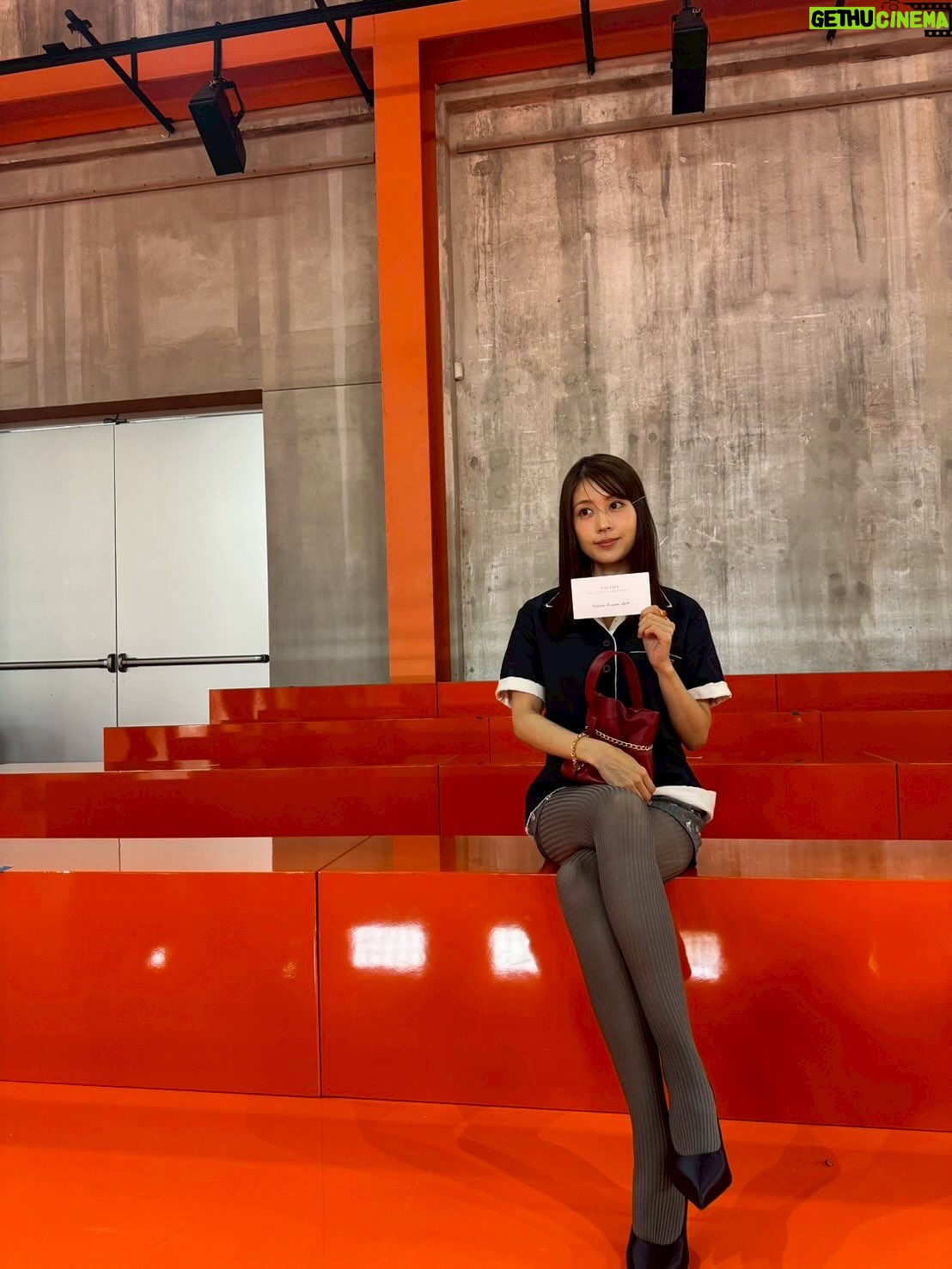 Kasumi Arimura - 226.3K Likes - 👠

ビビットなオレンジを基調とした舞台に
シンプルで優しい色のお洋服たちが相反して融合していて、
PRADAらしさを感じるショーでした。

一生に一度の良い経験でした。

気になるアイテム見つけた😚

@prada
#pradaSS26