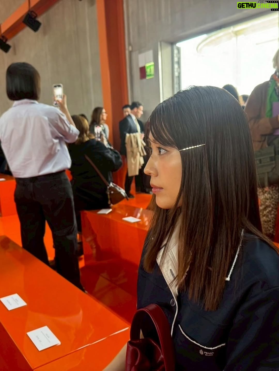 Kasumi Arimura - 226.3K Likes - 👠

ビビットなオレンジを基調とした舞台に
シンプルで優しい色のお洋服たちが相反して融合していて、
PRADAらしさを感じるショーでした。

一生に一度の良い経験でした。

気になるアイテム見つけた😚

@prada
#pradaSS26
