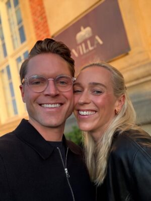 Katarina Flatland Instagram - Fra kamerarullen siste tiden📸
1:🌸 Gutta mine overrasket meg med blomster etter lansering av Lev SMART🥹
2:💪🏼 Trening med @haraldmd 
3:❤️ Kjærestetur til Køben
4:😋 Middag på Llama i Køben (anbefales!!!)
5:🏃‍♀️ Intervaller 
6:🗳️ Valgprat med @erna_solberg 
7:💆🏼‍♀️ Lanseringsevent med @martebratberg 
8:🏃‍♀️ Egentid i skogen💚
9:👩‍💻 Egen app endelig LIVE😭
