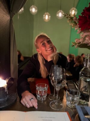 Katarina Flatland Instagram - Fra kamerarullen siste tiden📸
1:🌸 Gutta mine overrasket meg med blomster etter lansering av Lev SMART🥹
2:💪🏼 Trening med @haraldmd 
3:❤️ Kjærestetur til Køben
4:😋 Middag på Llama i Køben (anbefales!!!)
5:🏃‍♀️ Intervaller 
6:🗳️ Valgprat med @erna_solberg 
7:💆🏼‍♀️ Lanseringsevent med @martebratberg 
8:🏃‍♀️ Egentid i skogen💚
9:👩‍💻 Egen app endelig LIVE😭