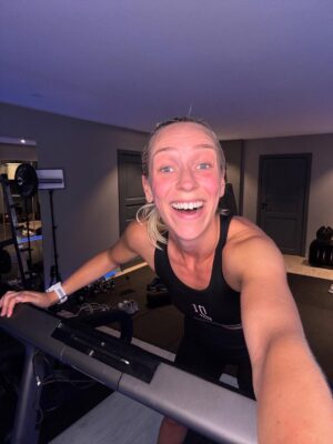 Katarina Flatland Instagram - Fra kamerarullen siste tiden📸
1:🌸 Gutta mine overrasket meg med blomster etter lansering av Lev SMART🥹
2:💪🏼 Trening med @haraldmd 
3:❤️ Kjærestetur til Køben
4:😋 Middag på Llama i Køben (anbefales!!!)
5:🏃‍♀️ Intervaller 
6:🗳️ Valgprat med @erna_solberg 
7:💆🏼‍♀️ Lanseringsevent med @martebratberg 
8:🏃‍♀️ Egentid i skogen💚
9:👩‍💻 Egen app endelig LIVE😭