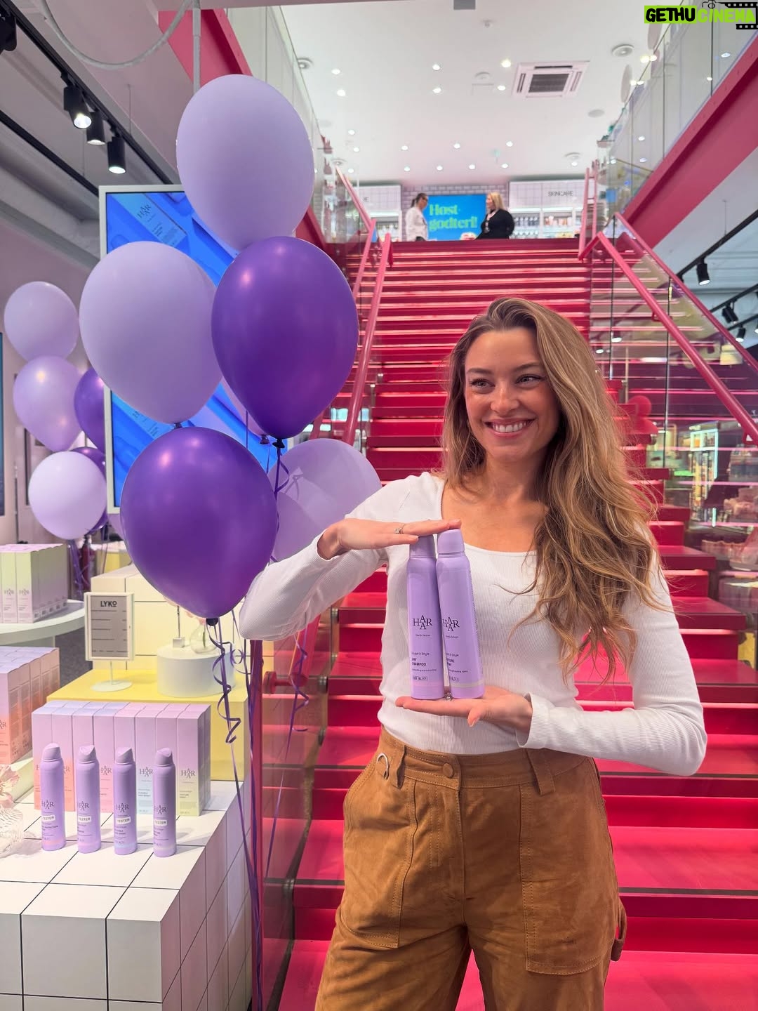 Katarina Flatland - 4.5K Likes - Fra kamerarullen siste tiden📸
1:🌸 Gutta mine overrasket meg med blomster etter lansering av Lev SMART🥹
2:💪🏼 Trening med @haraldmd 
3:❤️ Kjærestetur til Køben
4:😋 Middag på Llama i Køben (anbefales!!!)
5:🏃‍♀️ Intervaller 
6:🗳️ Valgprat med @erna_solberg 
7:💆🏼‍♀️ Lanseringsevent med @martebratberg 
8:🏃‍♀️ Egentid i skogen💚
9:👩‍💻 Egen app endelig LIVE😭