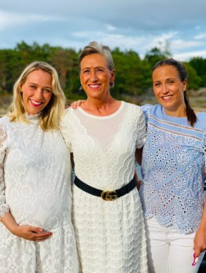 Katarina Flatland Instagram - I dag er det mammas bursdag❤️ Jeg savner deg i dag, i morgen og hver eneste dag mamma❤️ Vi er så mange som savner deg. 
Men selv om tårene renner nå, vil jeg også minnes de utallige fine dagene og øyeblikkene med den aller beste mammaen i verden❤️❤️❤️❤️❤️
