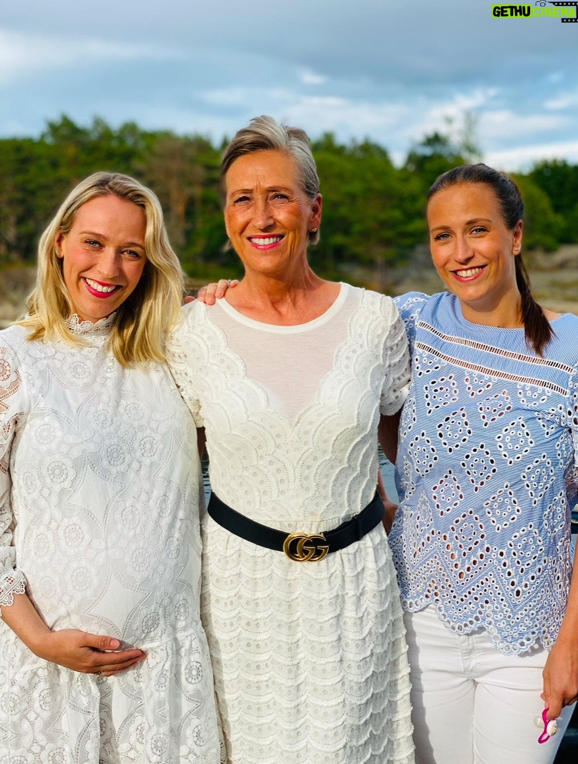 Katarina Flatland - 30.9K Likes - I dag er det mammas bursdag❤️ Jeg savner deg i dag, i morgen og hver eneste dag mamma❤️ Vi er så mange som savner deg. 
Men selv om tårene renner nå, vil jeg også minnes de utallige fine dagene og øyeblikkene med den aller beste mammaen i verden❤️❤️❤️❤️❤️