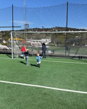 Katarina Flatland Instagram - Uka som gikk på kamerarullen📸
1. LED-maske og avkobling
2. Møtebonanza med partner-in-crime
3. Første fotballtrening med Ready
4. Løpetur på hytta
5. Årets første dukkert
6. På jakt etter maur, bier og edderkopper 
7. Oppdrag grønn plen
8. Løpetur rundt Sognsvann
9. og 10. Heia pappa i Holmenkollstafetten!!!
