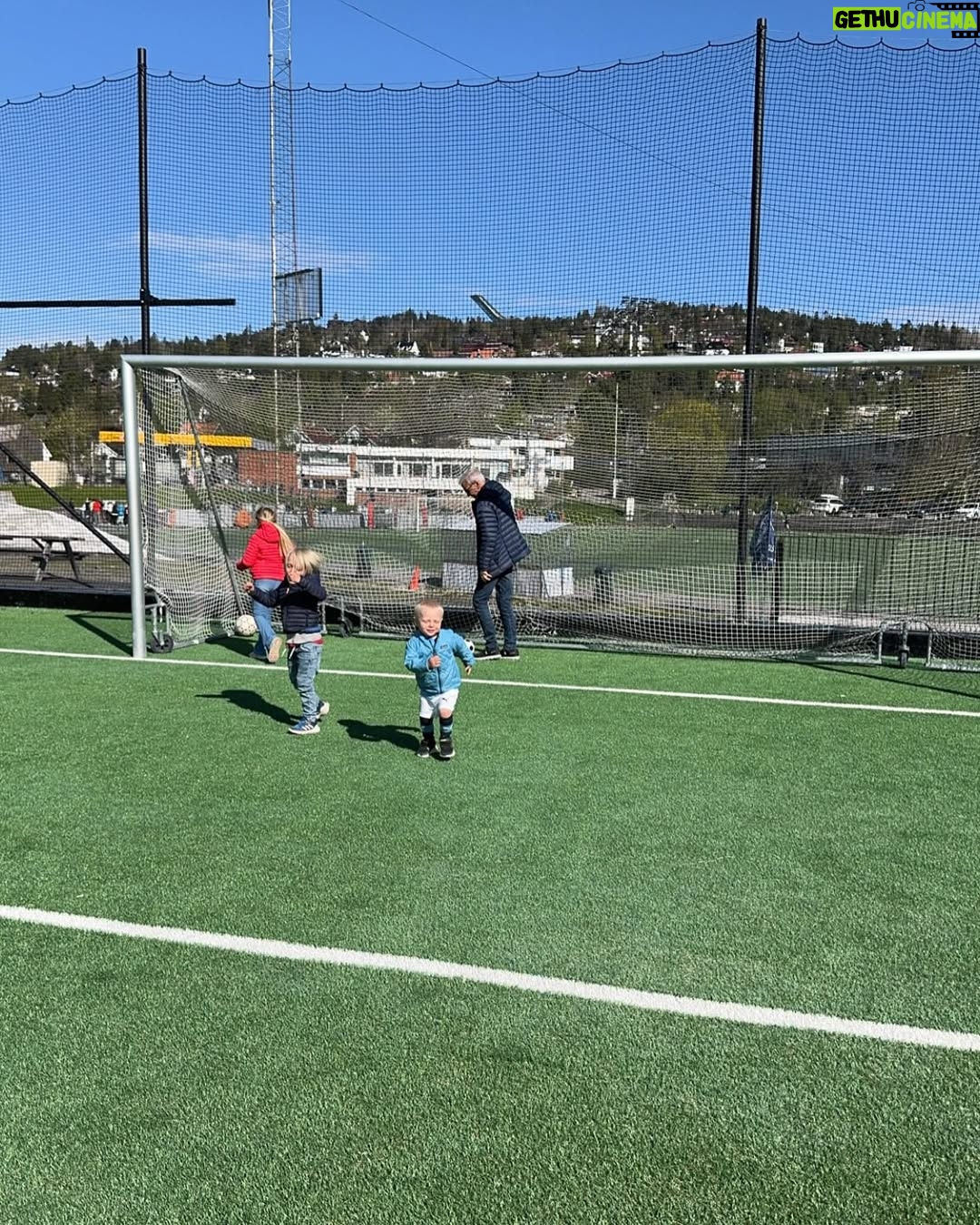 Katarina Flatland - 3K Likes - Uka som gikk på kamerarullen📸
1. LED-maske og avkobling
2. Møtebonanza med partner-in-crime
3. Første fotballtrening med Ready
4. Løpetur på hytta
5. Årets første dukkert
6. På jakt etter maur, bier og edderkopper 
7. Oppdrag grønn plen
8. Løpetur rundt Sognsvann
9. og 10. Heia pappa i Holmenkollstafetten!!!