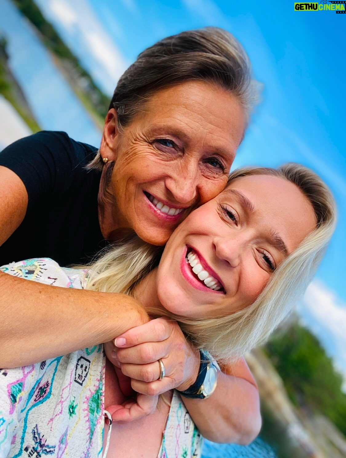 Katarina Flatland - 30.9K Likes - I dag er det mammas bursdag❤️ Jeg savner deg i dag, i morgen og hver eneste dag mamma❤️ Vi er så mange som savner deg. 
Men selv om tårene renner nå, vil jeg også minnes de utallige fine dagene og øyeblikkene med den aller beste mammaen i verden❤️❤️❤️❤️❤️