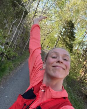 Katarina Flatland Instagram - Uka som gikk på kamerarullen📸
1. LED-maske og avkobling
2. Møtebonanza med partner-in-crime
3. Første fotballtrening med Ready
4. Løpetur på hytta
5. Årets første dukkert
6. På jakt etter maur, bier og edderkopper 
7. Oppdrag grønn plen
8. Løpetur rundt Sognsvann
9. og 10. Heia pappa i Holmenkollstafetten!!!