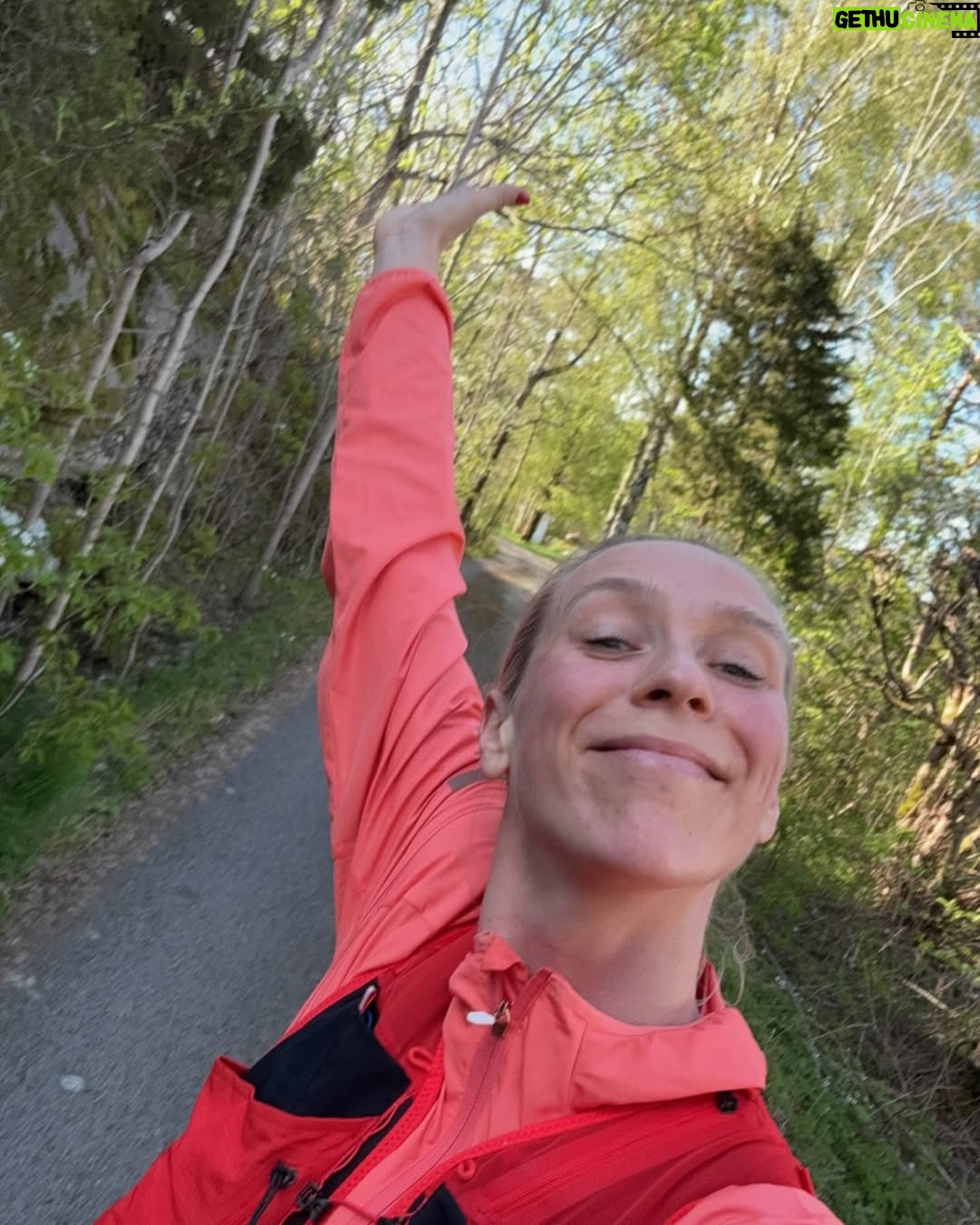 Katarina Flatland - 3K Likes - Uka som gikk på kamerarullen📸
1. LED-maske og avkobling
2. Møtebonanza med partner-in-crime
3. Første fotballtrening med Ready
4. Løpetur på hytta
5. Årets første dukkert
6. På jakt etter maur, bier og edderkopper 
7. Oppdrag grønn plen
8. Løpetur rundt Sognsvann
9. og 10. Heia pappa i Holmenkollstafetten!!!