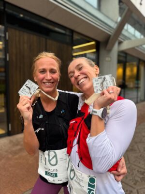 Katarina Flatland Instagram - FOR en dag det var i går! Til tross for mye øving med insulindosering og tilpassing av mat siste ukene, slo adrenalinet inn - og blodsukkeret var ustyrlig under løpet i går🫣😅
Heldigvis hadde jeg @haraldmd som hare, og han pushet meg maks på en dag som føltes ganske tung fra første løpesteg. Han fikk kjeft av meg underveis, men ros etterpå😂😂
 VELDIG deilig å nå målet om SUB50, og ekstra gøy å feire det hele med denne fine gjengen!   Takk igjen til alle som ropte og heiet underveis i løpet, det pushet meg enda mer🤩🎉