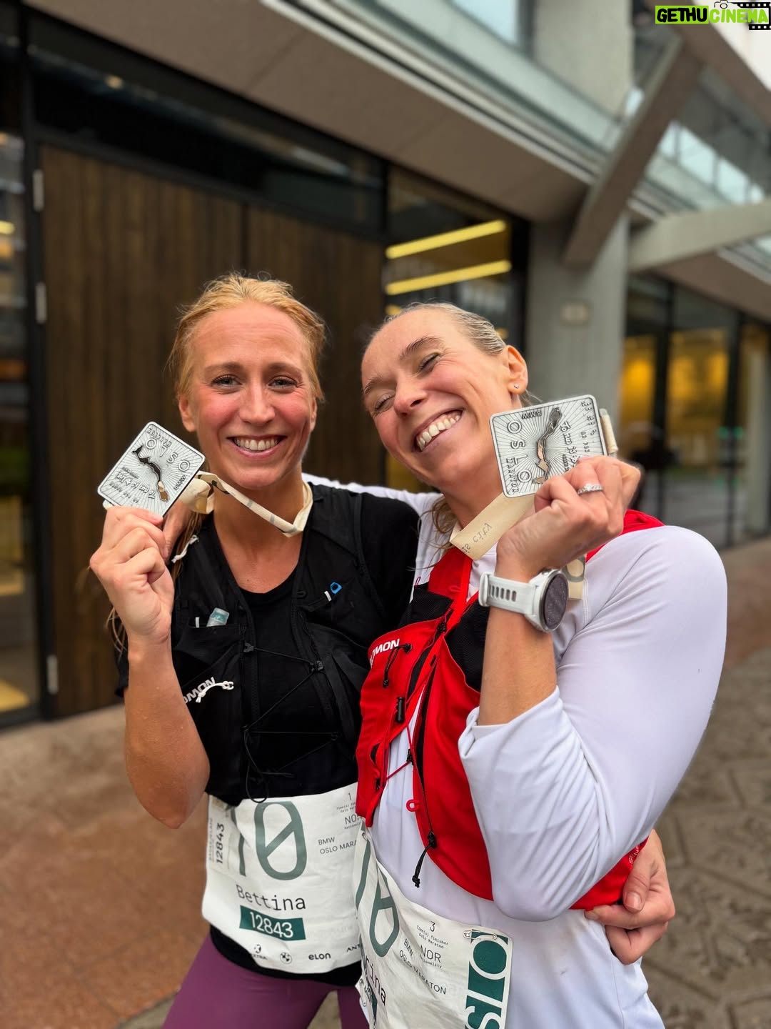 Katarina Flatland - 6.6K Likes - FOR en dag det var i går! Til tross for mye øving med insulindosering og tilpassing av mat siste ukene, slo adrenalinet inn - og blodsukkeret var ustyrlig under løpet i går🫣😅
Heldigvis hadde jeg @haraldmd som hare, og han pushet meg maks på en dag som føltes ganske tung fra første løpesteg. Han fikk kjeft av meg underveis, men ros etterpå😂😂
 VELDIG deilig å nå målet om SUB50, og ekstra gøy å feire det hele med denne fine gjengen!   Takk igjen til alle som ropte og heiet underveis i løpet, det pushet meg enda mer🤩🎉