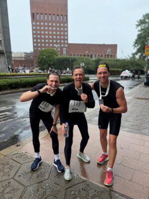 Katarina Flatland Instagram - FOR en dag det var i går! Til tross for mye øving med insulindosering og tilpassing av mat siste ukene, slo adrenalinet inn - og blodsukkeret var ustyrlig under løpet i går🫣😅
Heldigvis hadde jeg @haraldmd som hare, og han pushet meg maks på en dag som føltes ganske tung fra første løpesteg. Han fikk kjeft av meg underveis, men ros etterpå😂😂
 VELDIG deilig å nå målet om SUB50, og ekstra gøy å feire det hele med denne fine gjengen!   Takk igjen til alle som ropte og heiet underveis i løpet, det pushet meg enda mer🤩🎉
