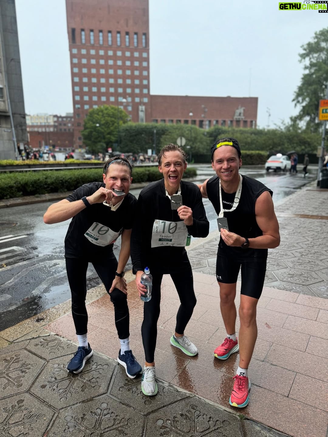 Katarina Flatland - 6.6K Likes - FOR en dag det var i går! Til tross for mye øving med insulindosering og tilpassing av mat siste ukene, slo adrenalinet inn - og blodsukkeret var ustyrlig under løpet i går🫣😅
Heldigvis hadde jeg @haraldmd som hare, og han pushet meg maks på en dag som føltes ganske tung fra første løpesteg. Han fikk kjeft av meg underveis, men ros etterpå😂😂
 VELDIG deilig å nå målet om SUB50, og ekstra gøy å feire det hele med denne fine gjengen!   Takk igjen til alle som ropte og heiet underveis i løpet, det pushet meg enda mer🤩🎉