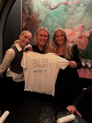 Katarina Flatland Instagram - FOR en dag det var i går! Til tross for mye øving med insulindosering og tilpassing av mat siste ukene, slo adrenalinet inn - og blodsukkeret var ustyrlig under løpet i går🫣😅
Heldigvis hadde jeg @haraldmd som hare, og han pushet meg maks på en dag som føltes ganske tung fra første løpesteg. Han fikk kjeft av meg underveis, men ros etterpå😂😂
 VELDIG deilig å nå målet om SUB50, og ekstra gøy å feire det hele med denne fine gjengen!   Takk igjen til alle som ropte og heiet underveis i løpet, det pushet meg enda mer🤩🎉