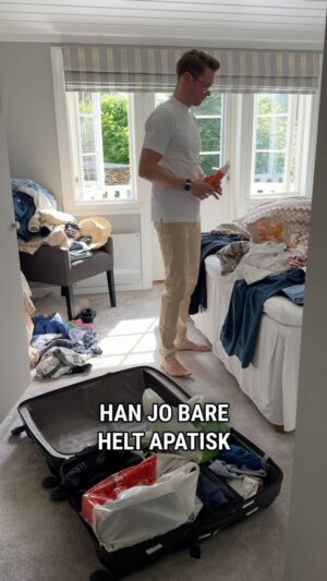 Katarina Flatland Instagram - Mann 36 år pakker til ferie🏝️Han mangler jo bare skiltet med "jeg reiser alene"...