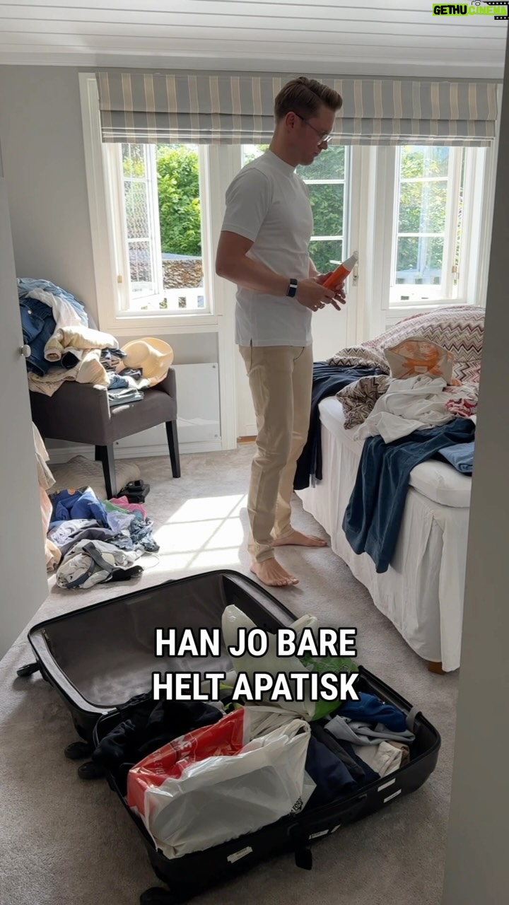 Katarina Flatland - 5.4K Likes - Mann 36 år pakker til ferie🏝️Han mangler jo bare skiltet med "jeg reiser alene"...