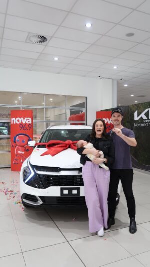 Kate Ritchie Instagram - Congratulations to our beautiful winners Emma & James and beautiful baby Charlotte who are driving away in a brand new car from @sydneycitykia! ❤️