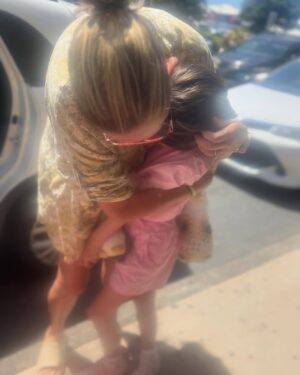 Kate Ritchie Instagram - Kerbside airport drop offs.. 🥹 Thanks for the best kind of weekend Aunty Bek 🩷☀️ We miss you 🧡😘🌈 #family