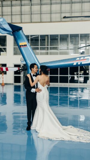 Katherine Escobar Farfan Instagram - Nuestra boda en pandemia hace 4 años hoy 4 julio.
Recuerdo preguntarme en conversaciones conmigo misma si me casaba por moda o porque entendía que era un compromiso a disfrutar para toda la vida. Casarme en pandemia en medio de tanto cambio e incertidumbre sí que trajo respuesta a esa pregunta. Volvería a casarme bajo circunstancias no planeadas y con la misma persona que saca lo peor y mejor de mí en esta universidad del carácter llamada matrimonio. 4 años al lado de un ser humano que me hace mejor ser humano, 4 años disfrutando del plan de Dios de creer y hacer familia, 4 años de admirar cada día más a mi @danideviag ¡Te amo Ramoncito! 🩶
El video maravilloso que nos hizo @lohenfilms