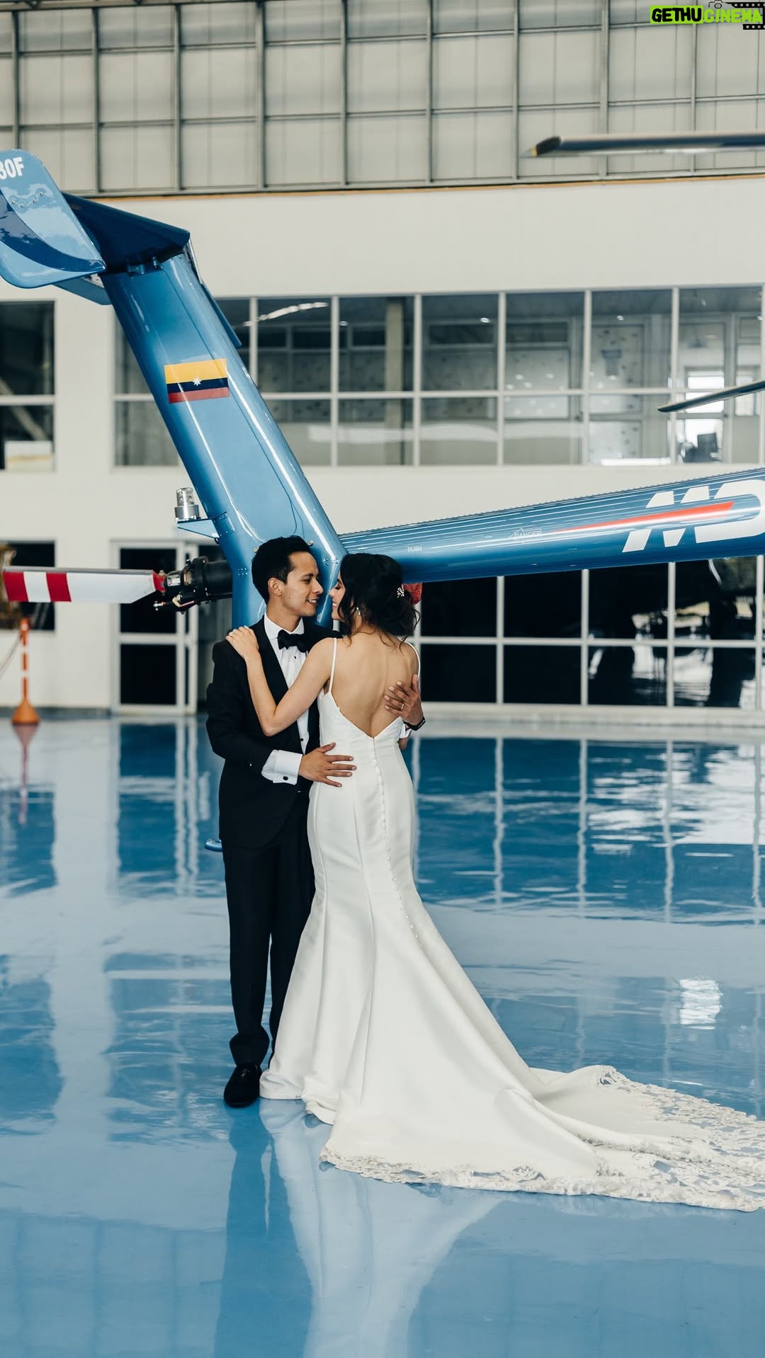 Katherine Escobar Farfan - 4.1K Likes - Nuestra boda en pandemia hace 4 años hoy 4 julio.

Recuerdo preguntarme en conversaciones conmigo misma si me casaba por moda o porque entendía que era un compromiso a disfrutar para toda la vida. Casarme en pandemia en medio de tanto cambio e incertidumbre sí que trajo respuesta a esa pregunta. Volvería a casarme bajo circunstancias no planeadas y con la misma persona que saca lo peor y mejor de mí en esta universidad del carácter llamada matrimonio. 4 años al lado de un ser humano que me hace mejor ser humano, 4 años disfrutando del plan de Dios de creer y hacer familia, 4 años de admirar cada día más a mi @danideviag ¡Te amo Ramoncito! 🩶

El video maravilloso que nos hizo @lohenfilms