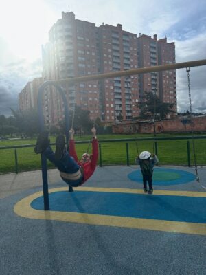 Katherine Escobar Farfan Instagram - 1. No me la creo todavía
2. Amo esta foto y a la niña que estoy abrazando
3. La mujercita que me inspira a ser mejor mujer
4. Creatividad a bordo
5. Todo hace parte del proceso
6. Por fin sentados en el carrito de mercado
7. Abuelita Liz y Joy
8. Abuelito Nico y Leví
9. Las primeras veces de los hijos se convierten en las primeras veces de nuestro niño interior para entenderlos mejor
10. Se metió un intruso en el casting
11. Aprendiendo a disfrutar bajo la lluvia
12. ❤️🩹
13. Libro favorito de mi niña
14. Libro favorito de mi niño
15. 13 años esperando este momento
16. ¿Reconocen a todos los de la foto?
17. El carrete más largo que he subido. Justo y necesario después varios meses sin estar por aquí. Ahora si, la foto 17. Mi Nani, mi gran Nani, mi esposo, mi equipo, el hombre que me gusta.